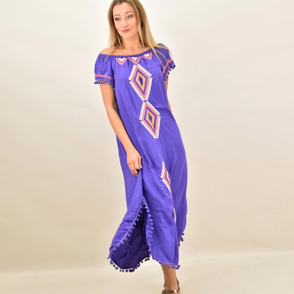 Γυναικείο φόρεμα με κεντητές λεπτομερειες για μεγάλα μεγέθη